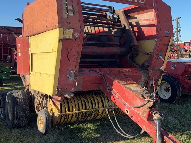 new-holland-853-image-1