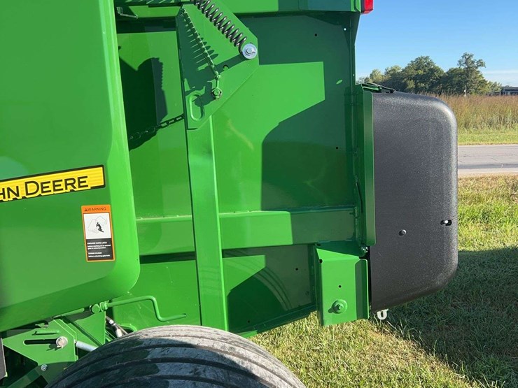 2020-john-deere-560m-image-11