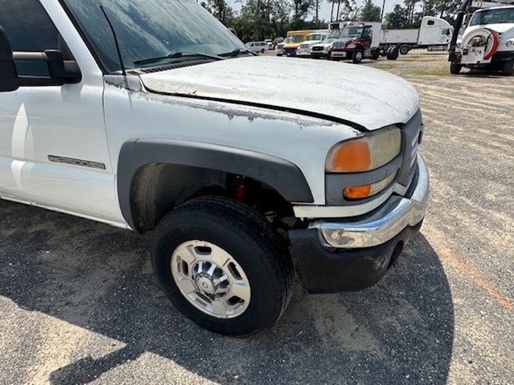 2005-gmc-2500-image-17
