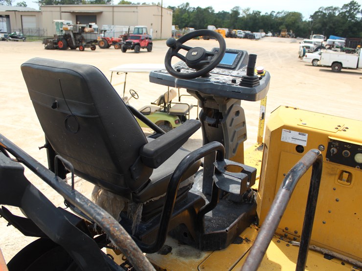 2017-caterpillar-ap-1055f-image-35