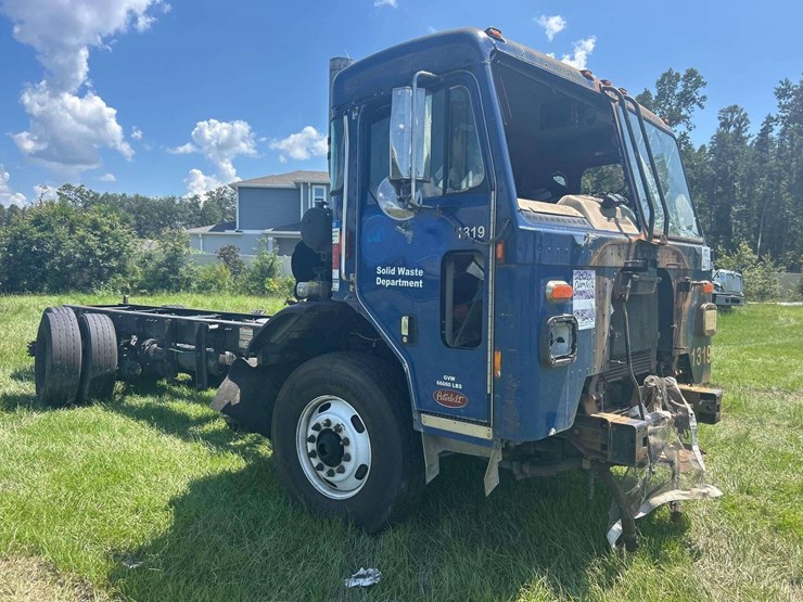 2020-peterbilt-520-image-2