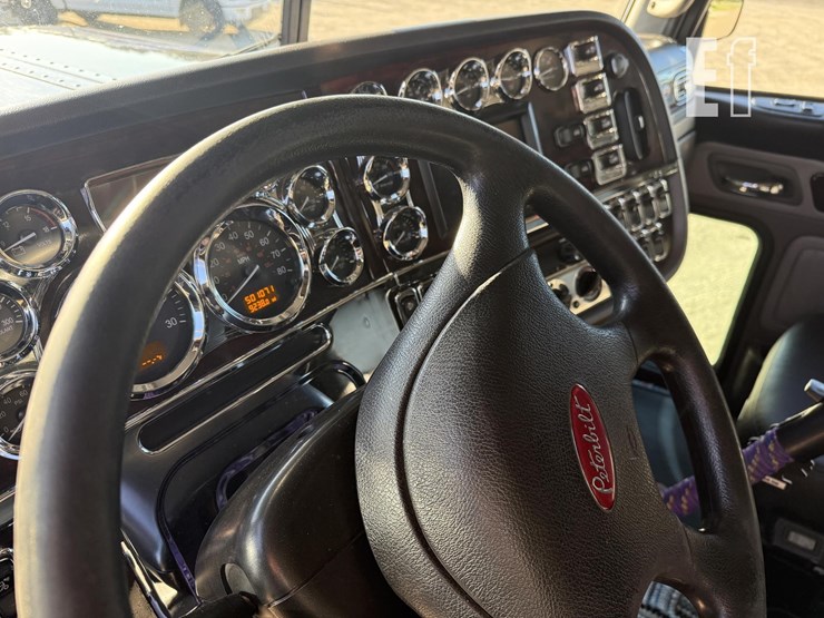 2021-peterbilt-389-image-22