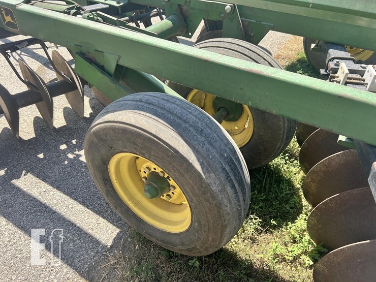 john-deere-230-image-11