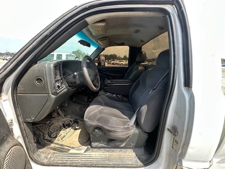 2005-gmc-2500-image-25