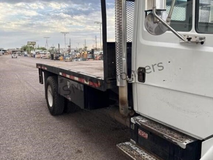 2003-freightliner-fl70-image-5