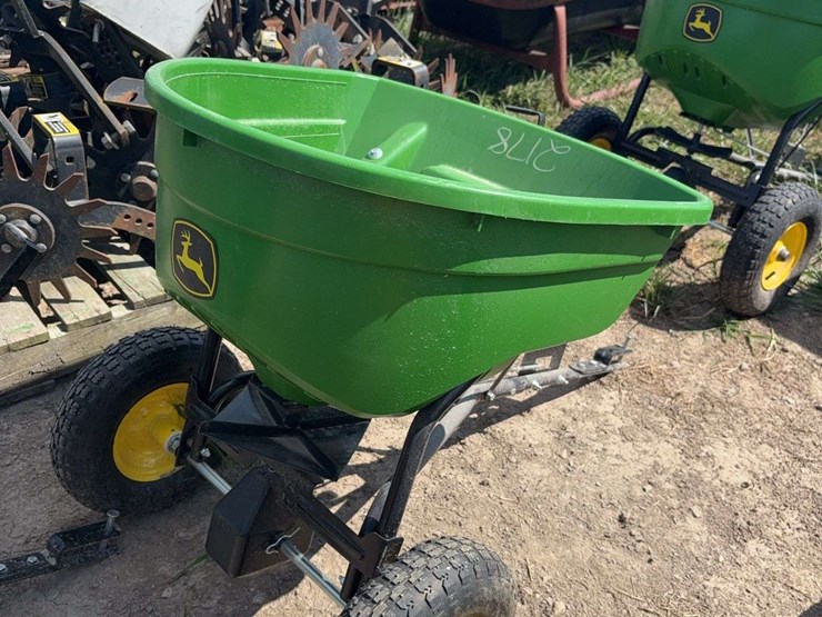 new-john-deere-#60-push-spreader-image-2