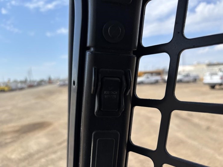 2017-bobcat-t770-image-26