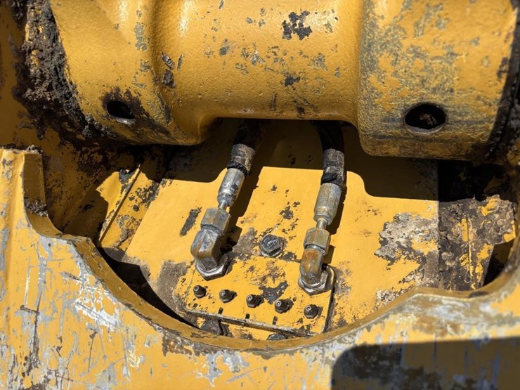 2020-caterpillar-320-image-11
