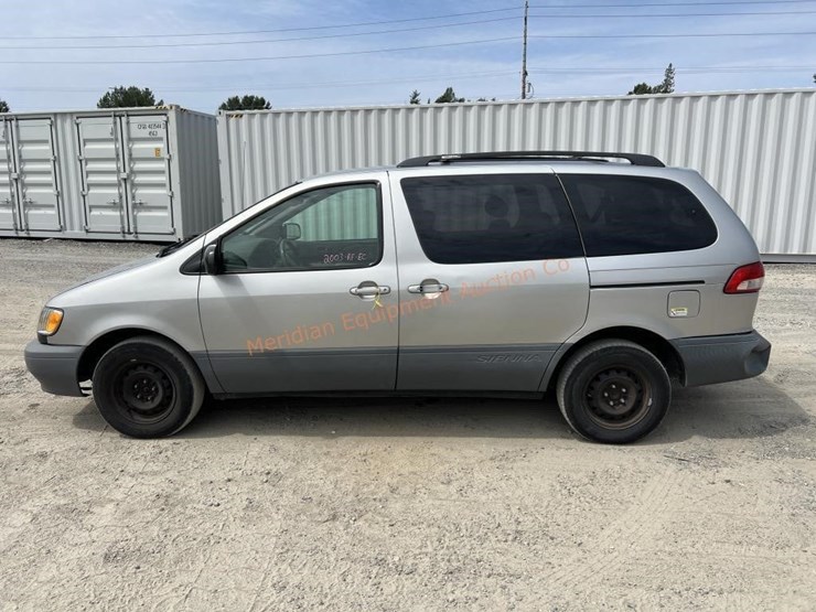 2002-toyota-sienna-le-image-2