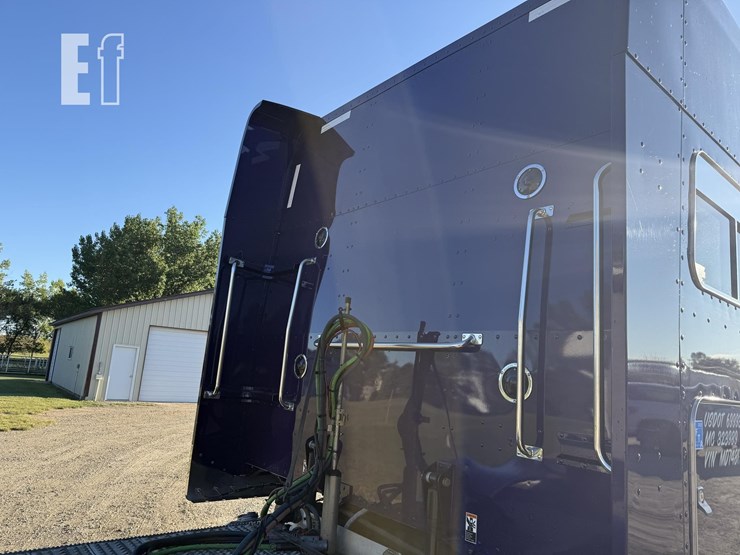 2021-peterbilt-389-image-44