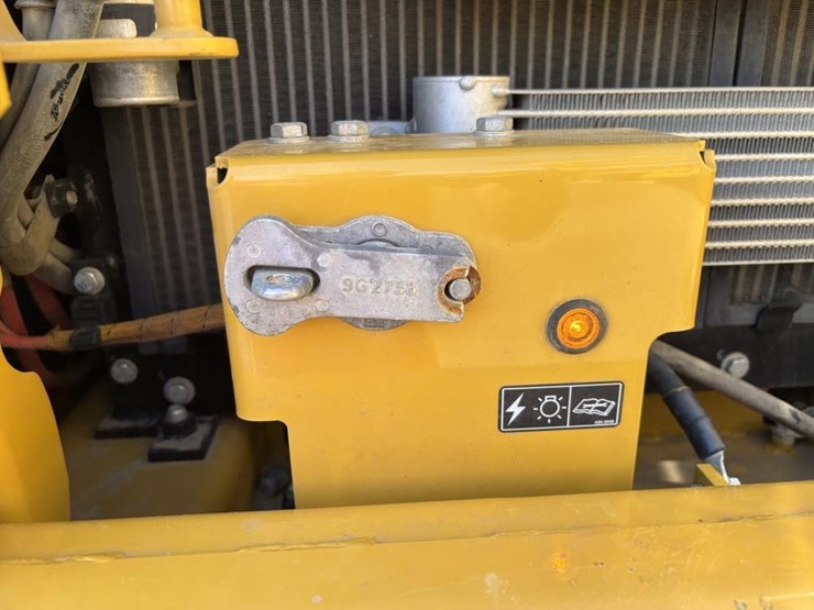 2020-caterpillar-320-image-46