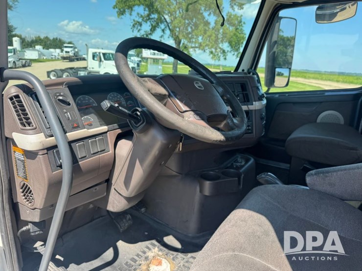 2016-volvo-vnm64t200-image-16