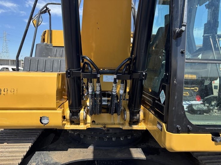 2020-caterpillar-320-image-20