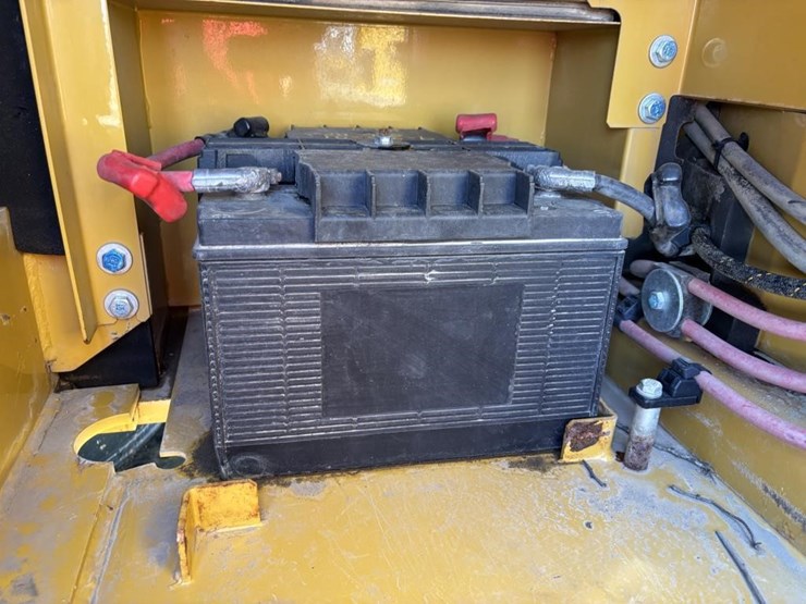 2020-caterpillar-320-image-43