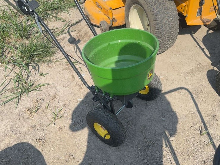 new-john-deere-#60-push-spreader-image-1