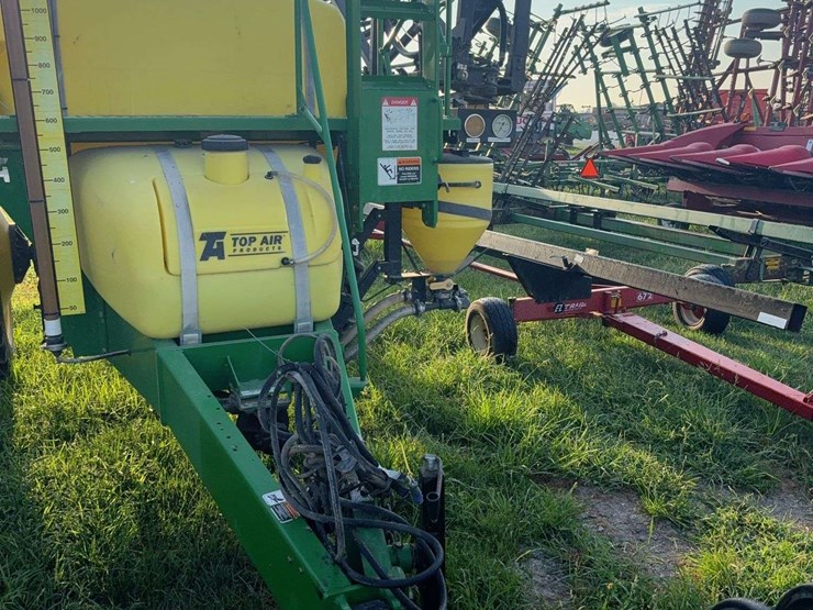 top-air-1200-sprayer,-90ft-boom,-monitor-control-box,-manual,-hydraulic-drive,-1200-gallon-tank,-used-this-spring,-20"-spacing,-320/90r46-tires-image-2