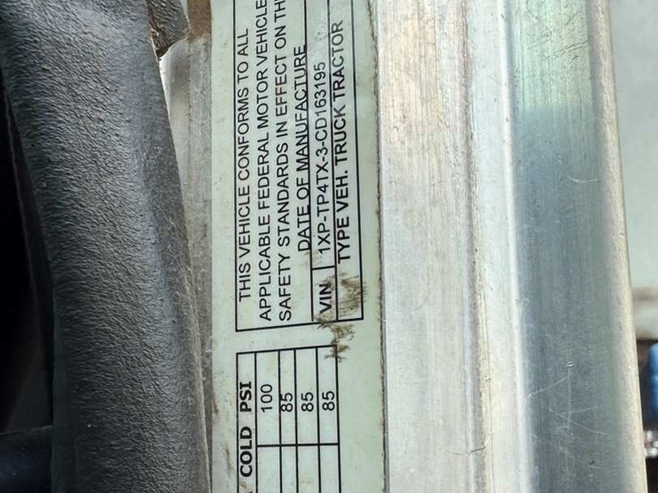2012-peterbilt-367-image-22