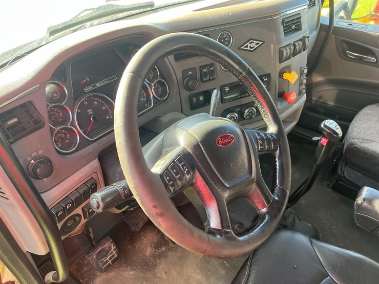 2015-peterbilt-579-image-12