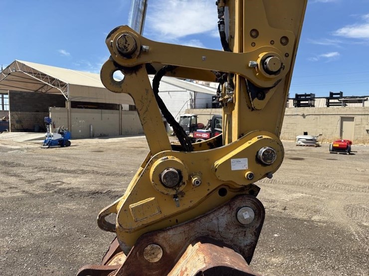 2020-caterpillar-320-image-14