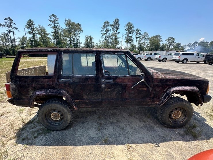 #22910-•-1984-jeep-image-7