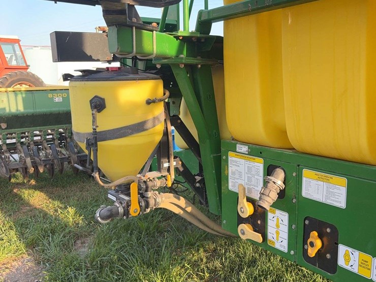 top-air-1200-sprayer,-90ft-boom,-monitor-control-box,-manual,-hydraulic-drive,-1200-gallon-tank,-used-this-spring,-20"-spacing,-320/90r46-tires-image-18