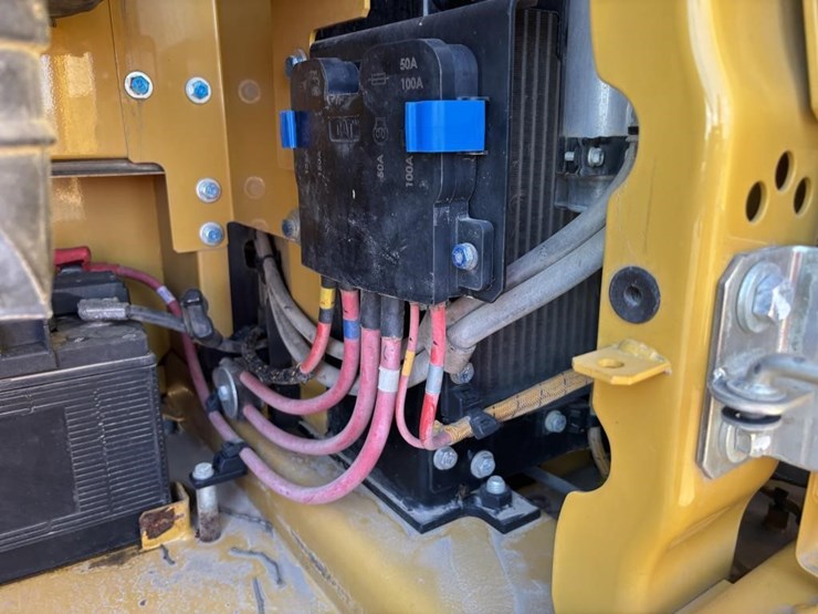 2020-caterpillar-320-image-44