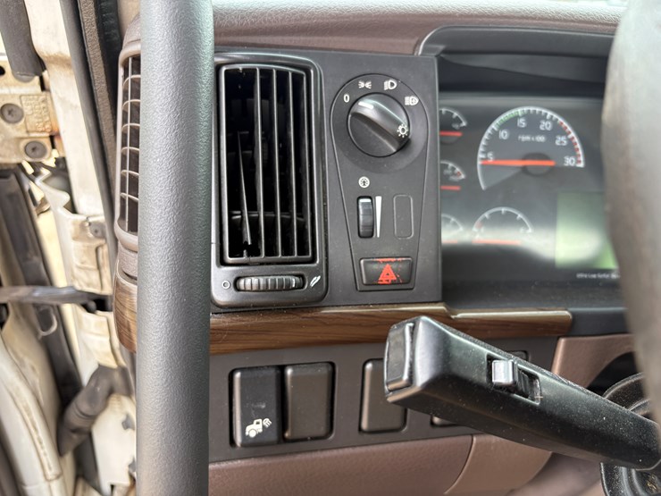#78680-•-2014-volvo-vnm-truck-tractor-image-33