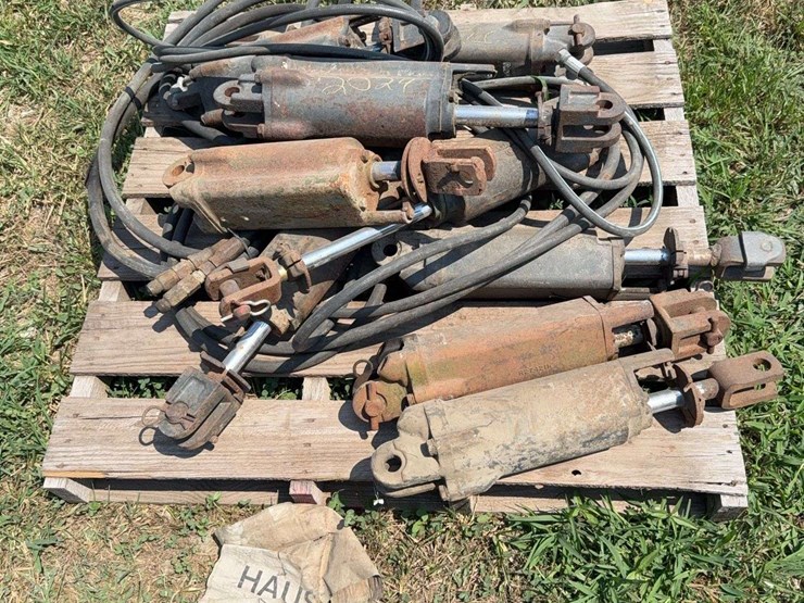 9-john-deere-hydraulic-cylinders-image-1