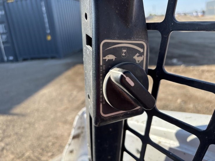 2019-bobcat-t740-image-25