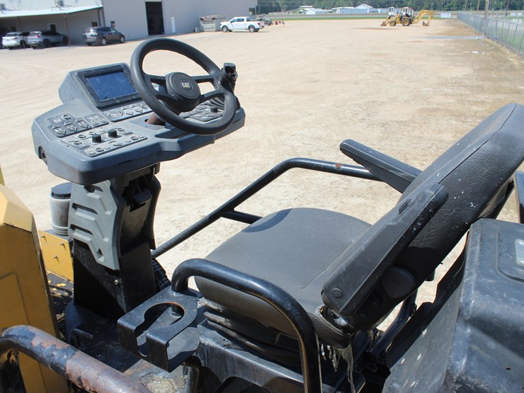 2017-caterpillar-ap-1055f-image-17