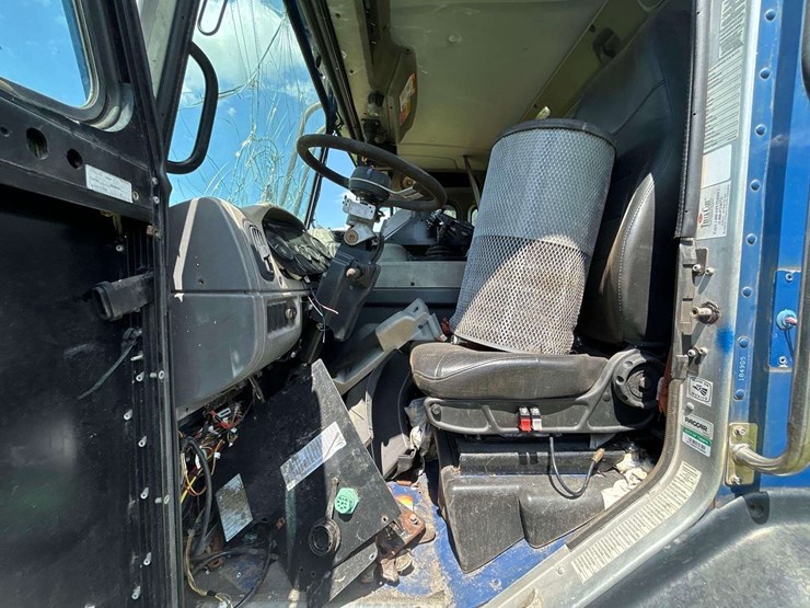 2020-peterbilt-520-image-17