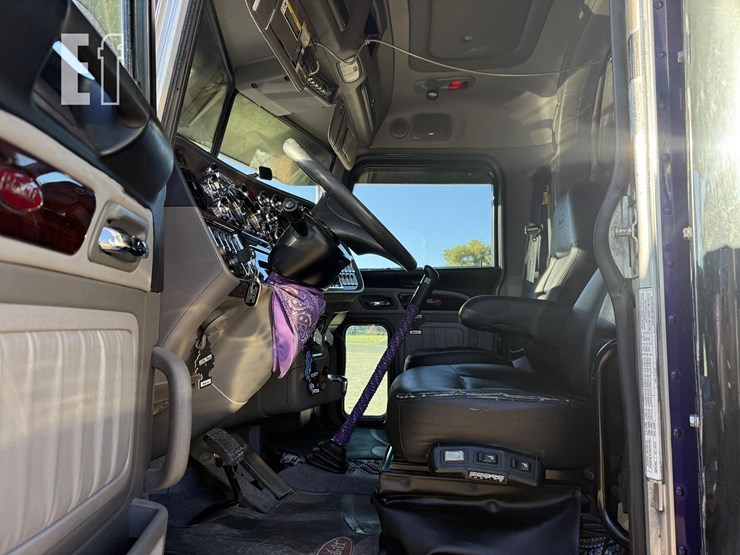 2021-peterbilt-389-image-23