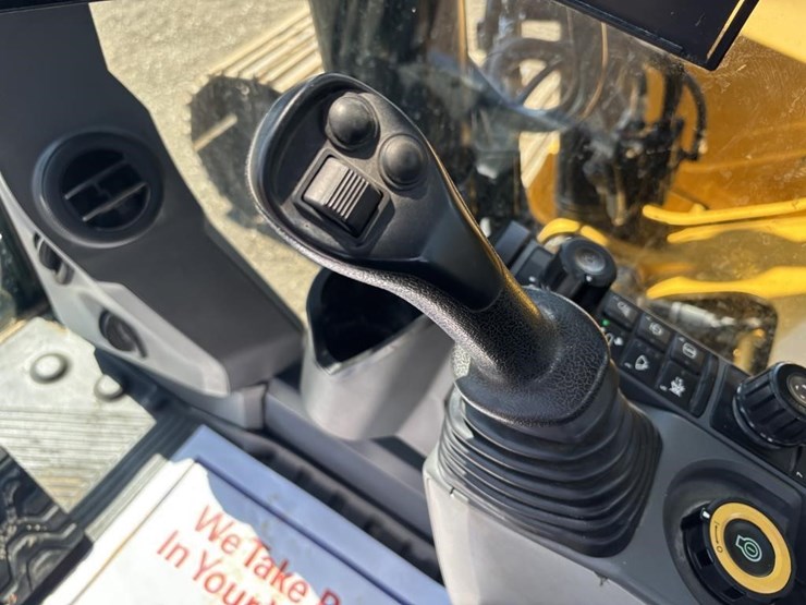 2020-caterpillar-320-image-30
