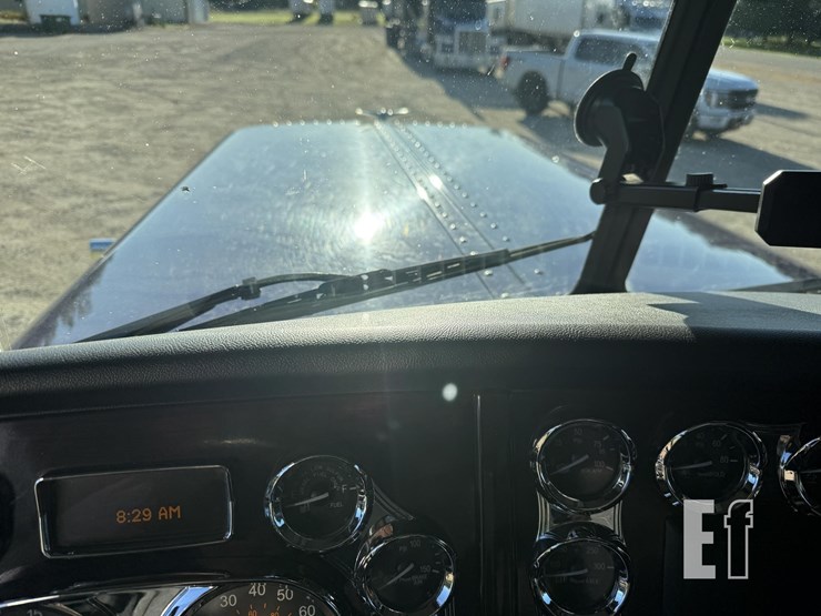 2021-peterbilt-389-image-8