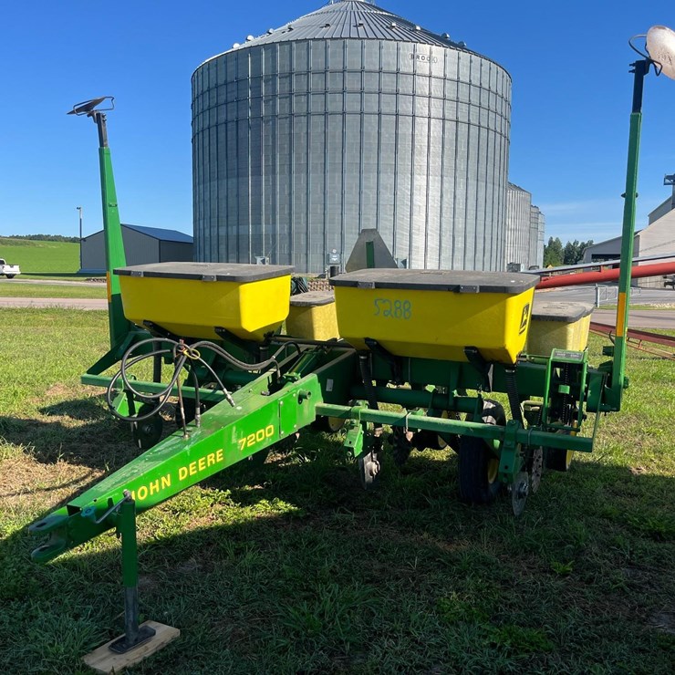 JOHN DEERE 7200