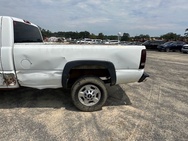 2005-gmc-2500-image-12