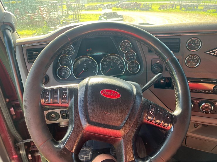 2015-peterbilt-579-image-16