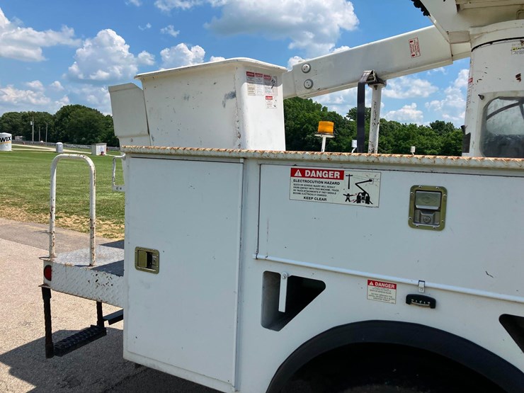 2015-f-550-bucket-truck.-image-4