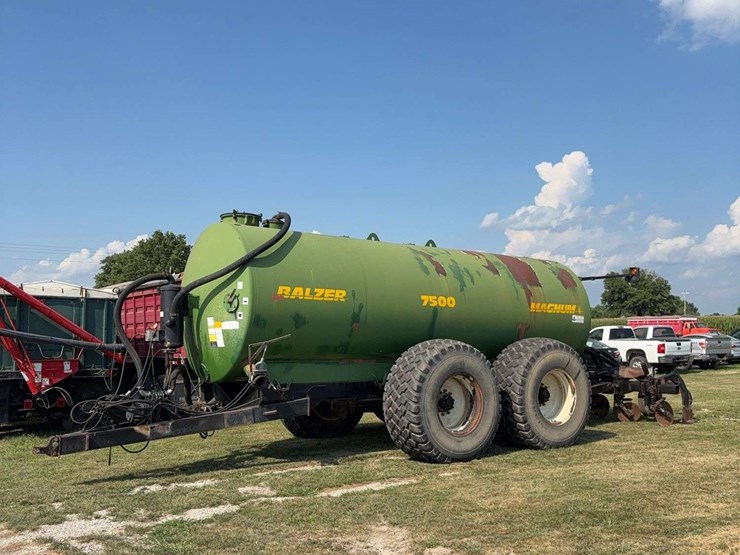 blazer-magnum-7500-gallon-slurry-vac-tank,-5-shank-plow-down,-steerable-double-axel,-hydraulic-driven-pump,-field-ready-image-1