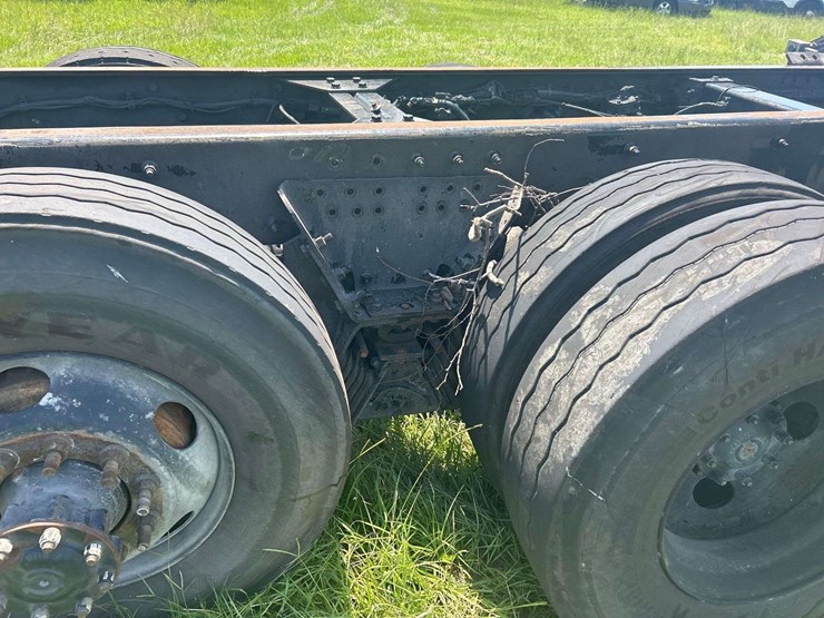 2020-peterbilt-520-image-12
