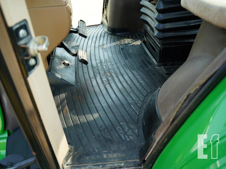 2009-john-deere-8330-image-32