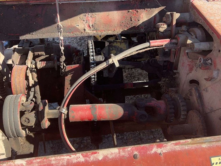 new-holland-890-image-9