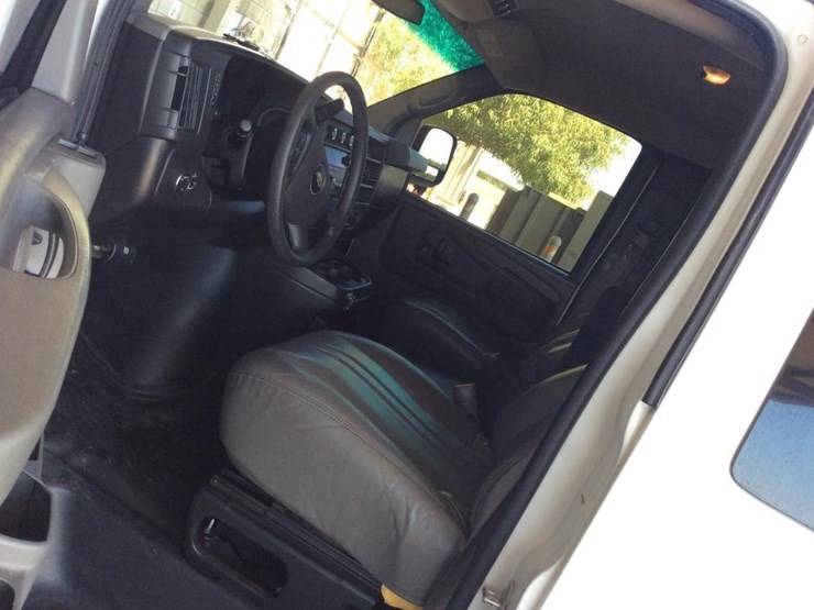 2013-chevrolet-3500-image-9