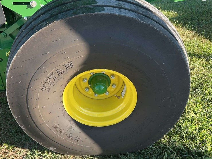 2020-john-deere-560m-image-12