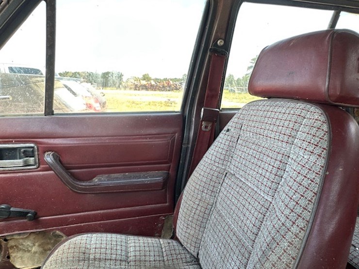 #22910-•-1984-jeep-image-40