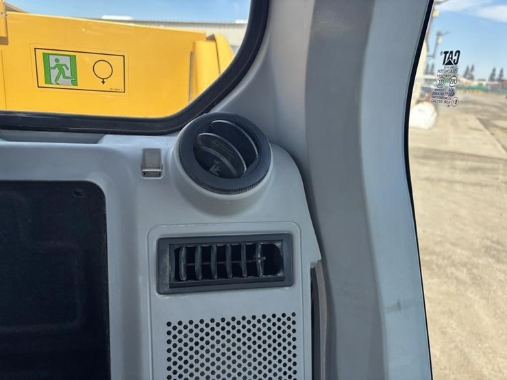 2020-caterpillar-320-image-36