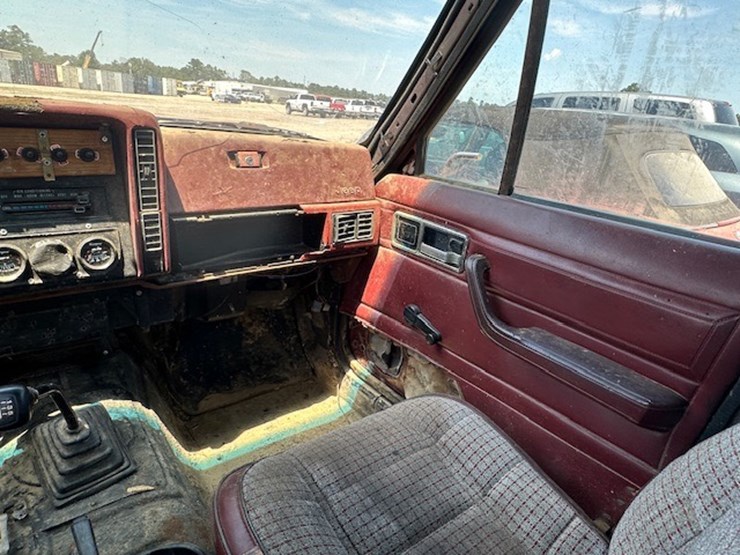 #22910-•-1984-jeep-image-32