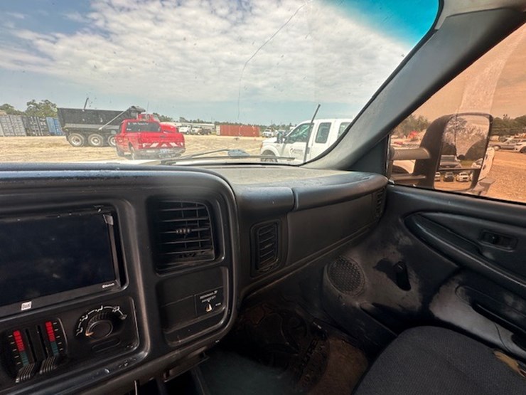 2005-gmc-2500-image-34