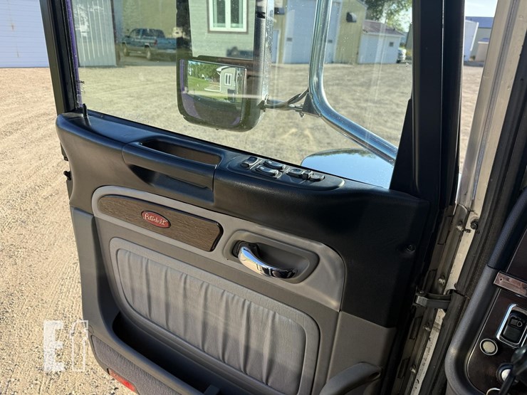 2021-peterbilt-389-image-7