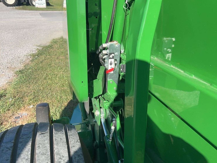 2020-john-deere-560m-image-14